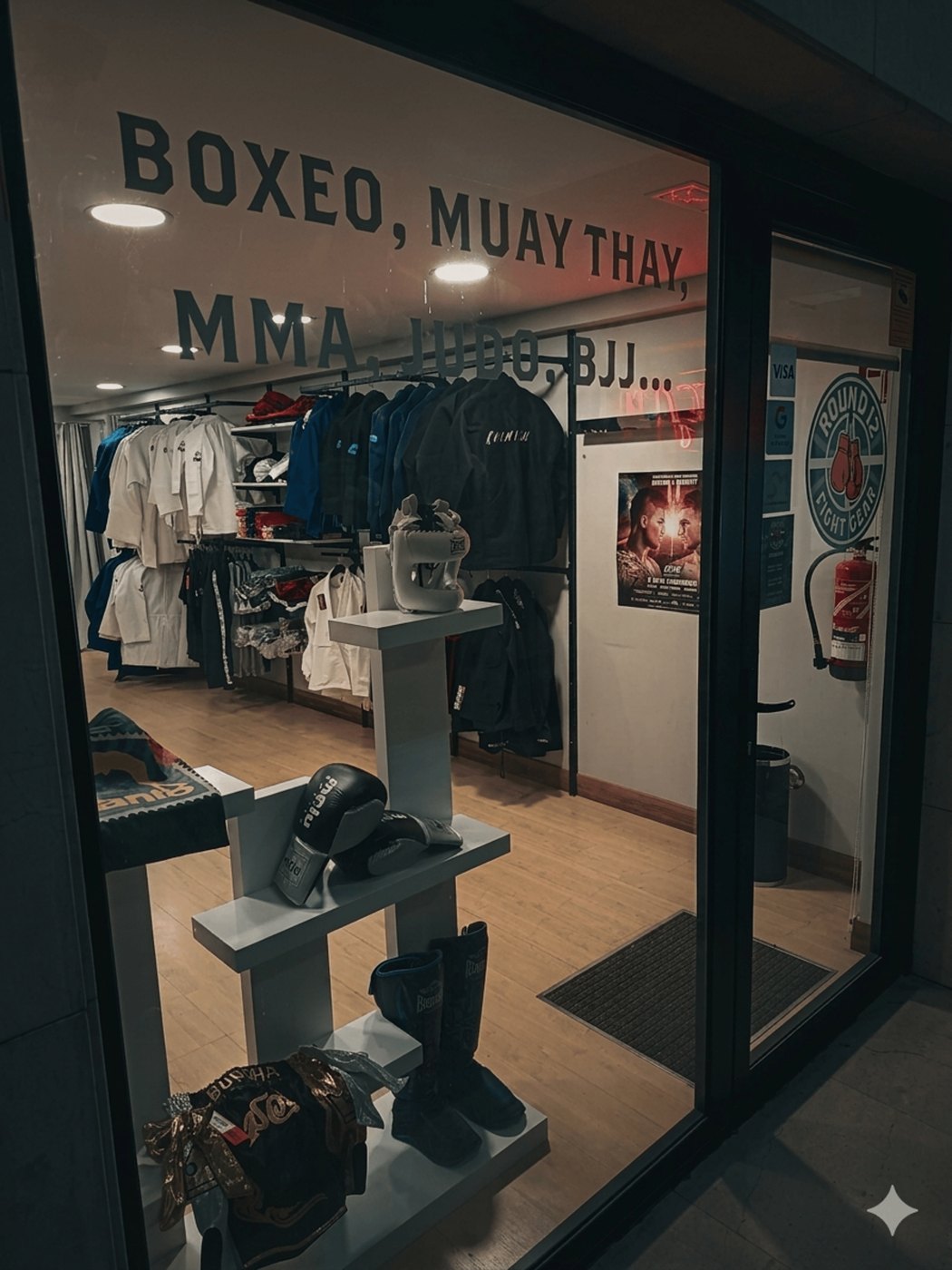 Escaparate de Round 12 Fight Gear en Calle Easo 18, Donostia
